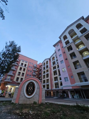 Cozy 2BR with Balcony in Mines View Park by Peniel's Getaway
